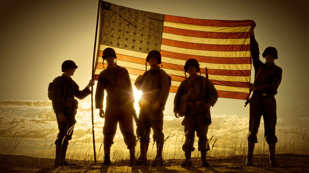 american soldiers holding U.S. flag
