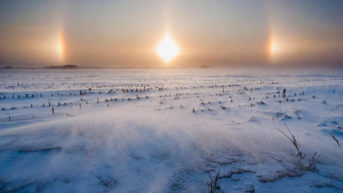 Sun dog halo and ice crystals