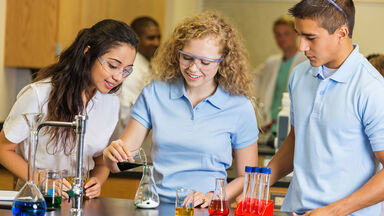 Students mixing chemicals in science class