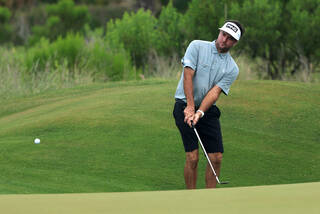 Bubba Watson chipping onto green