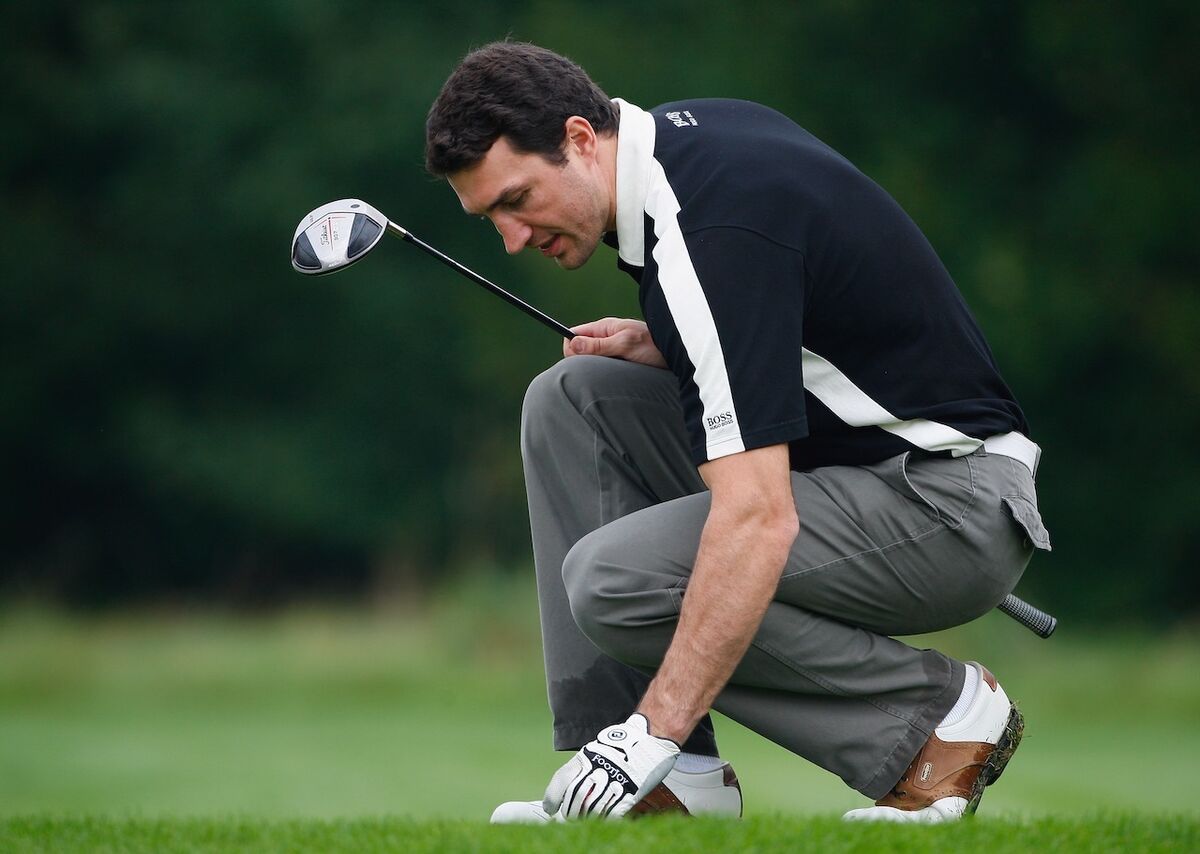 golfer teeing up ball