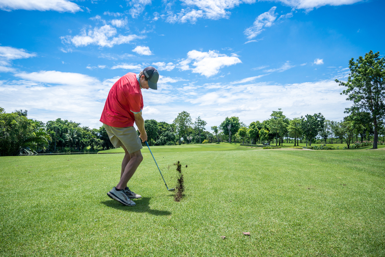 I play golf. Гольф инвентарь. Hit a Golf Ball. Play Golf at Home. They're playing Golf in the Rain funny picture for Kids.