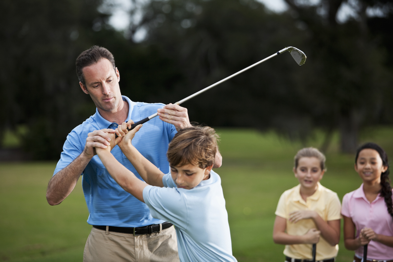 golf instructor teaching kids lessons