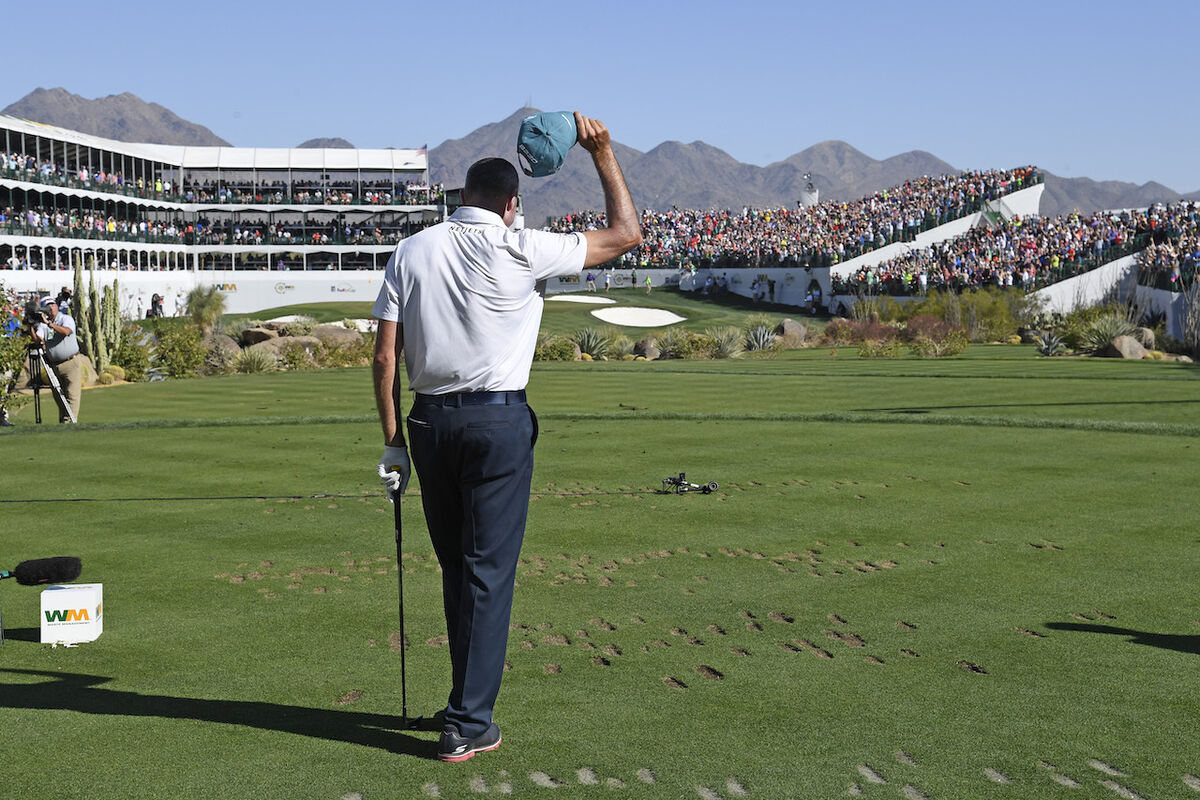 Matt Kuchar hat tip to crowd