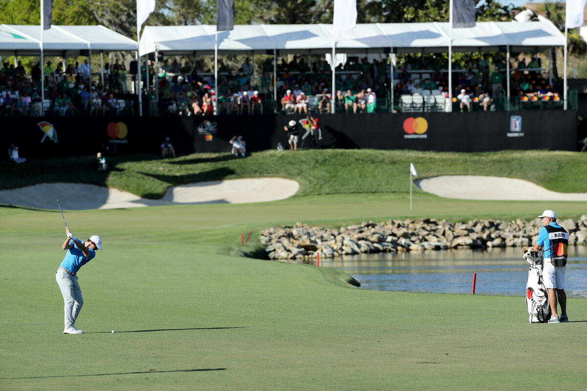 Rory McIlroy plays Bay Hill's 18th hole
