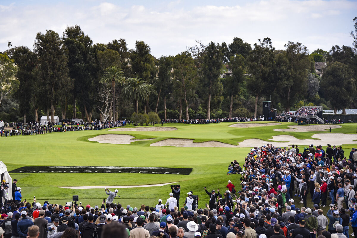 Dustin Johnson plays the 10th hole at Riviera