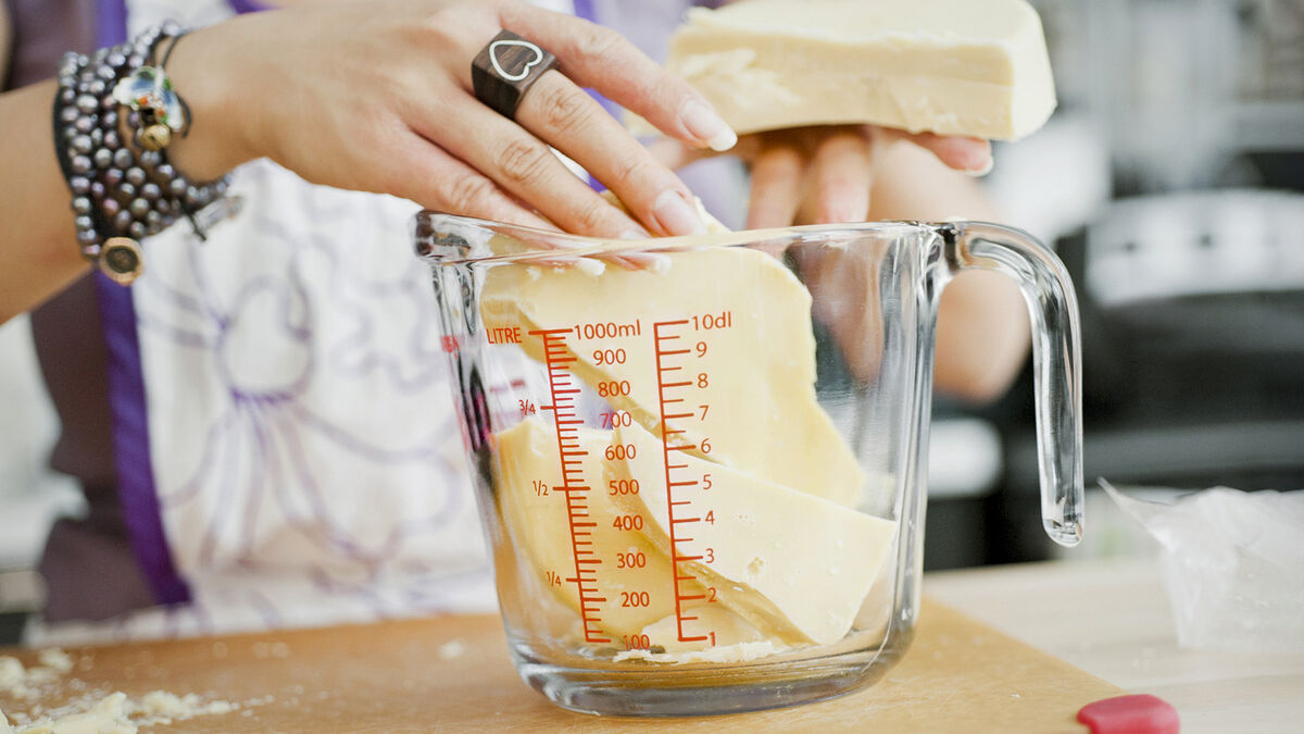 Measuring cup with liter measurements