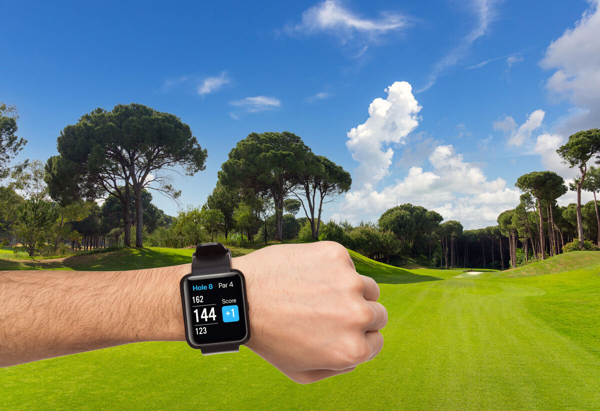 Golfer using an Apple Watch app