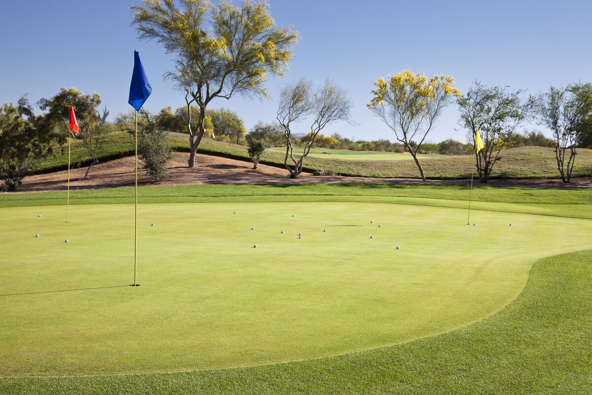 Golf chipping practice area