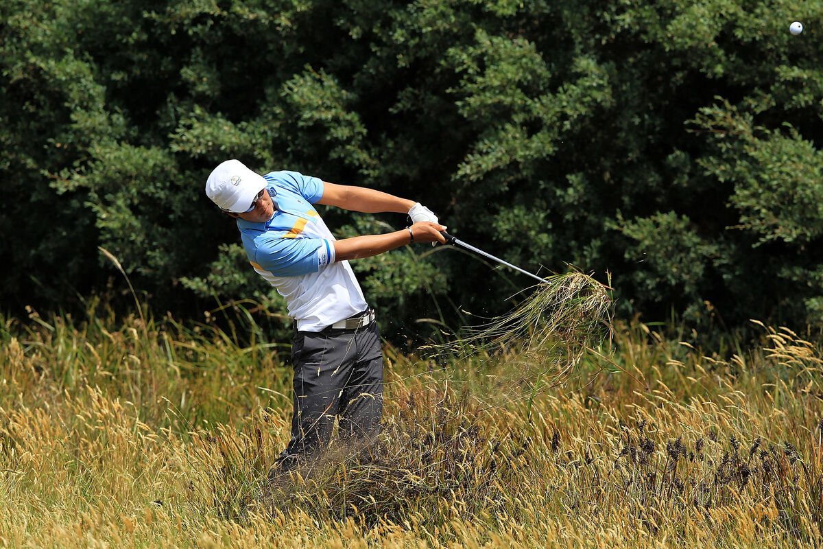 Ryo Ishikawa hitting from Fescue in the 2011 Presidents Cup