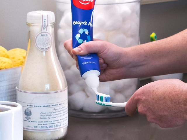 Self-closing toothpaste caps