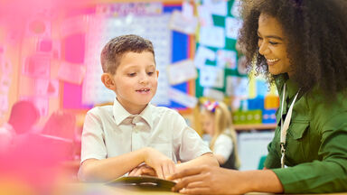 Using reading comprehension strategies with student Using reading comprehension strategies with student