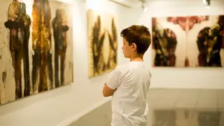 boy learns to critique art in museum