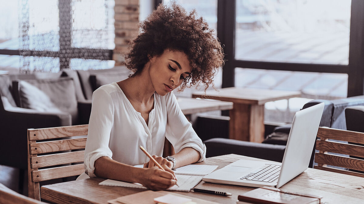 woman writing effective praise