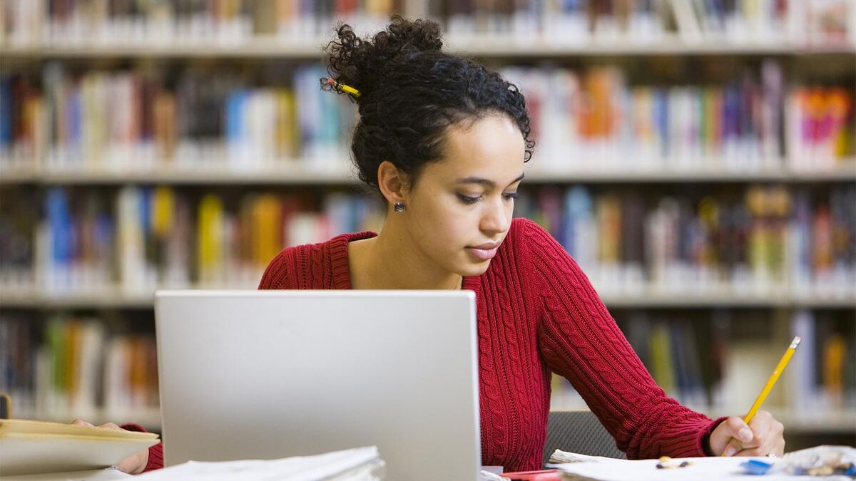 student at library studying verbs