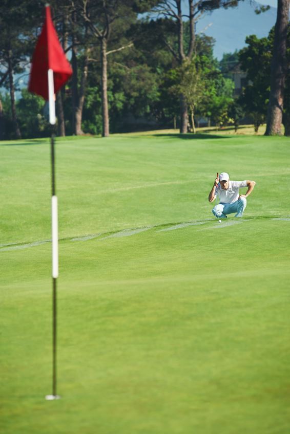 golfer reads a shot