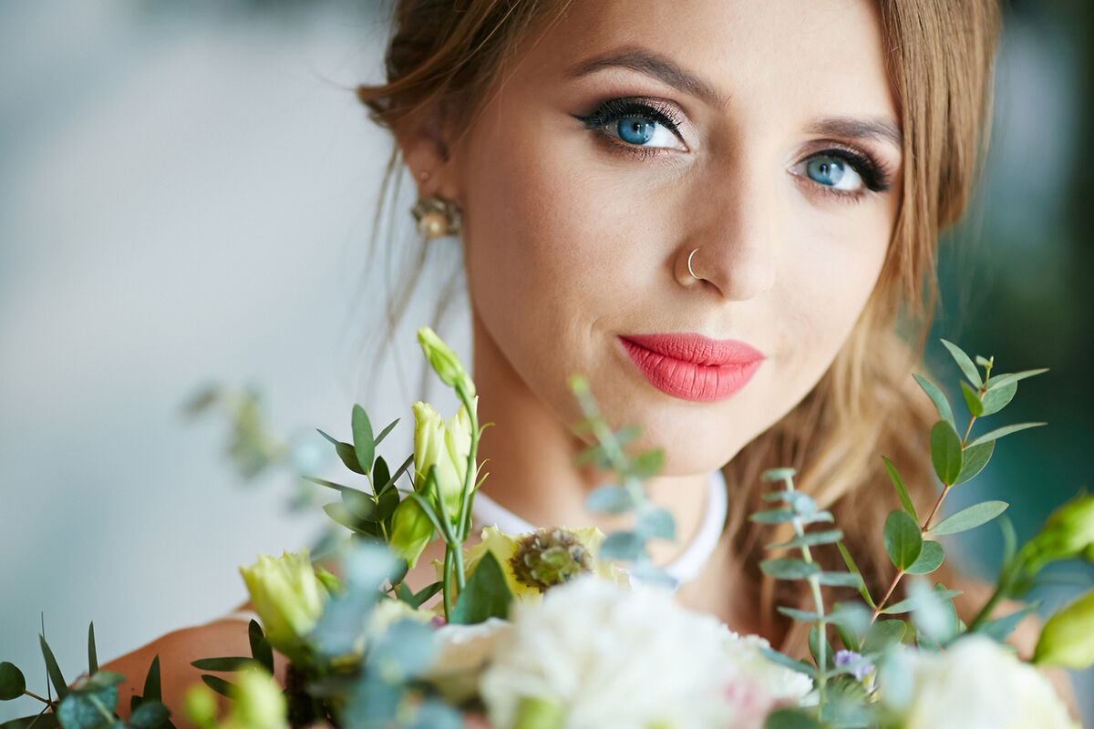 Pretty young woman holding flowers