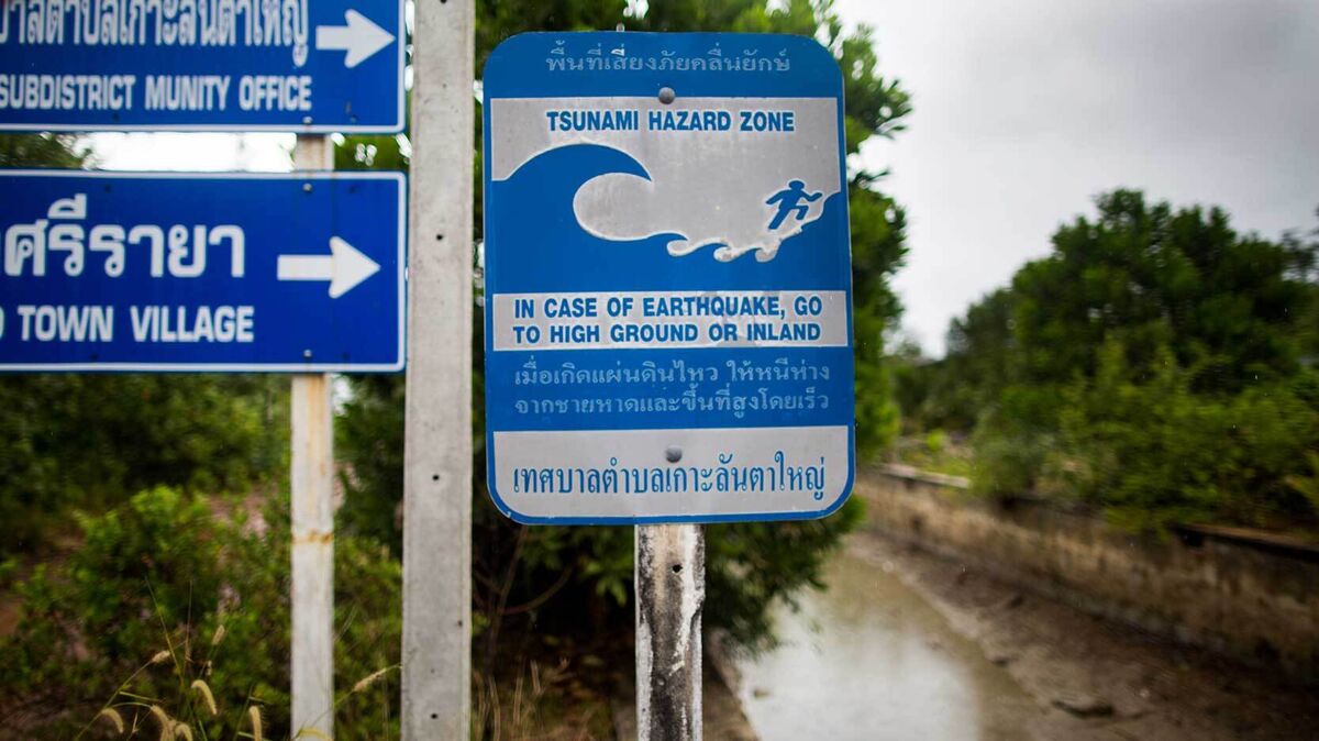 tsunami facts warning sign
