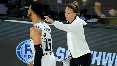 Becky Hammond coaching San Antonio Spurs