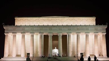 Lincoln memorial illuminated at night
