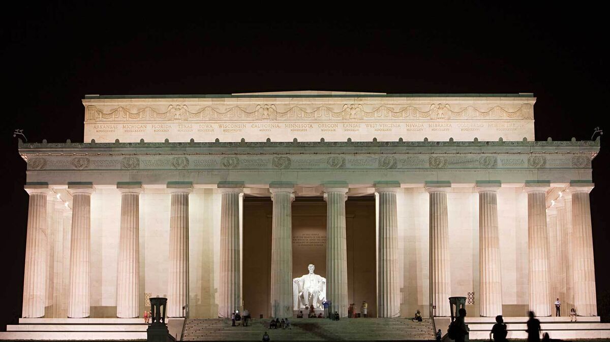 Lincoln memorial illuminated at night