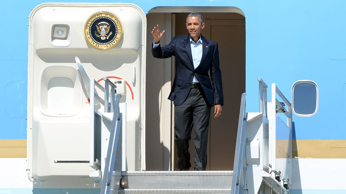 president obama doorway of air force one