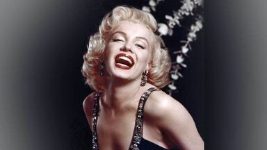 marilyn monroe posing for camera smiling sexy