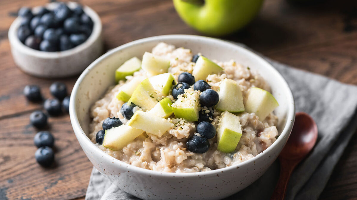 complex carbohydrates example of oatmeal and blueberries