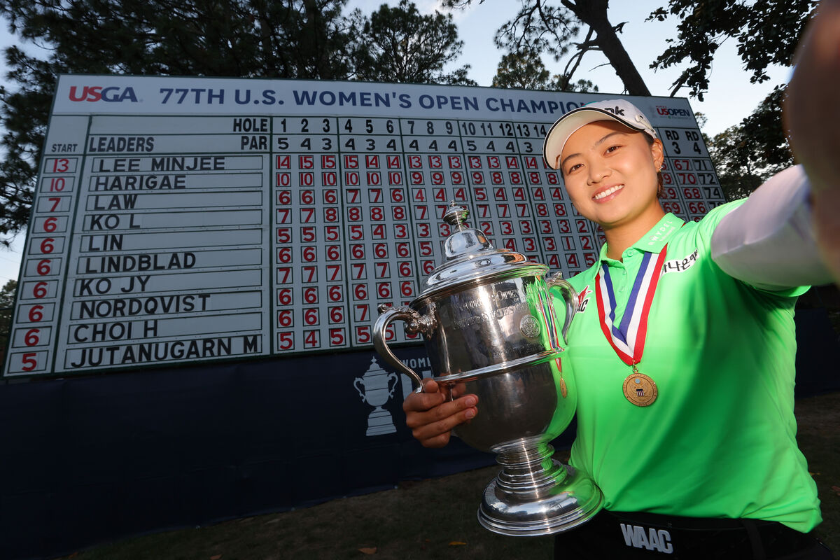 Minjee Lee poses after winning the 2022 U.S. Women's Open