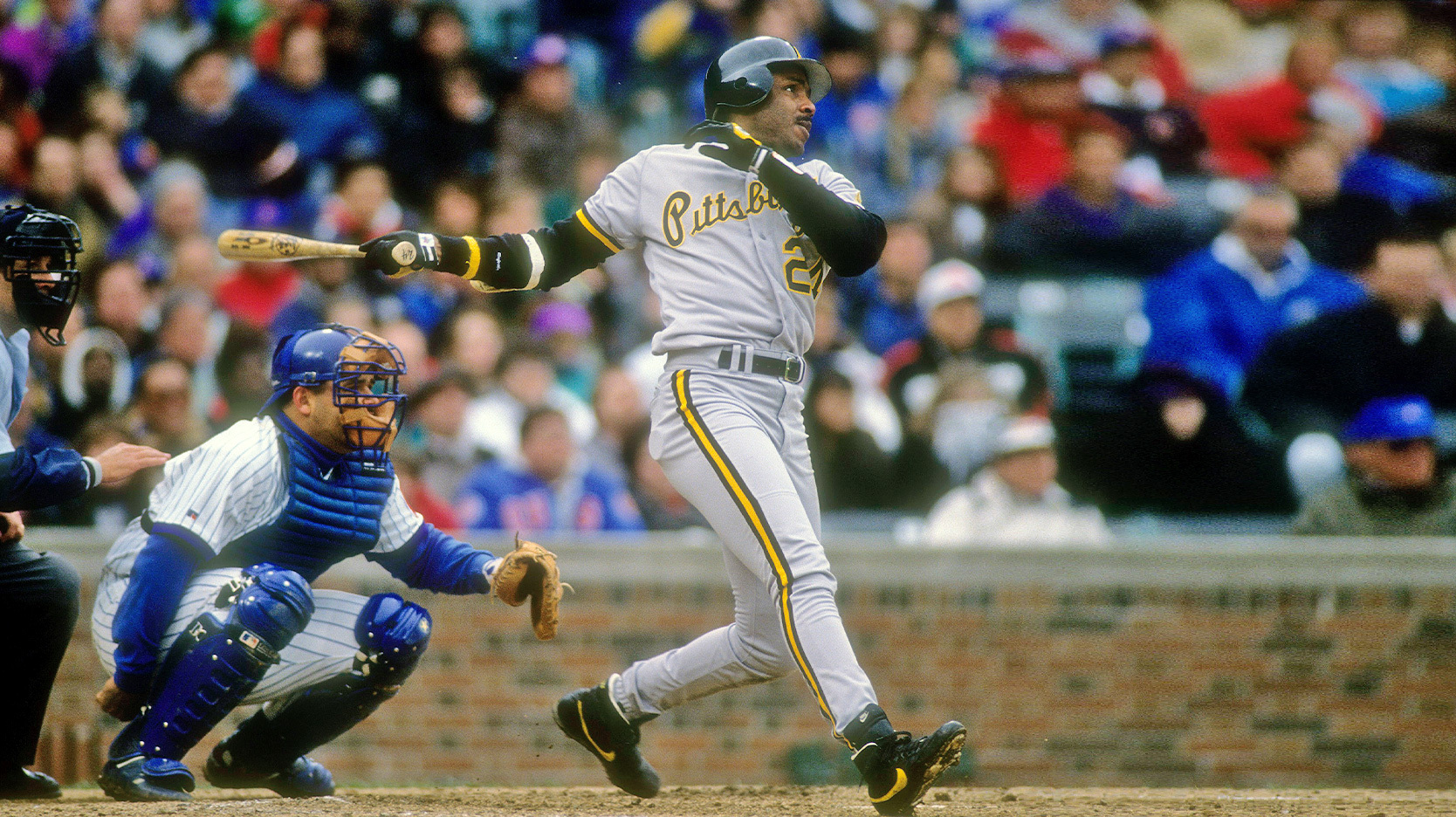 BaBarry Bonds Pittsburgh Pirates swings 1992 at Wrigley Field in Chicago