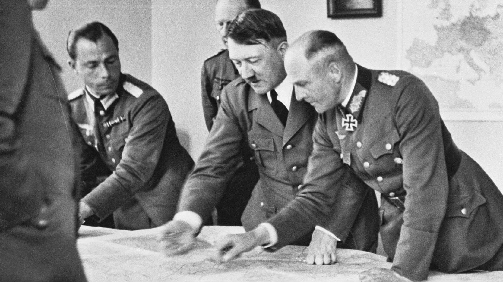 Major Deile, Adolf Hitler, Gustav Jodl, Admiral Raeder, Walther von Brauchitsch war maps