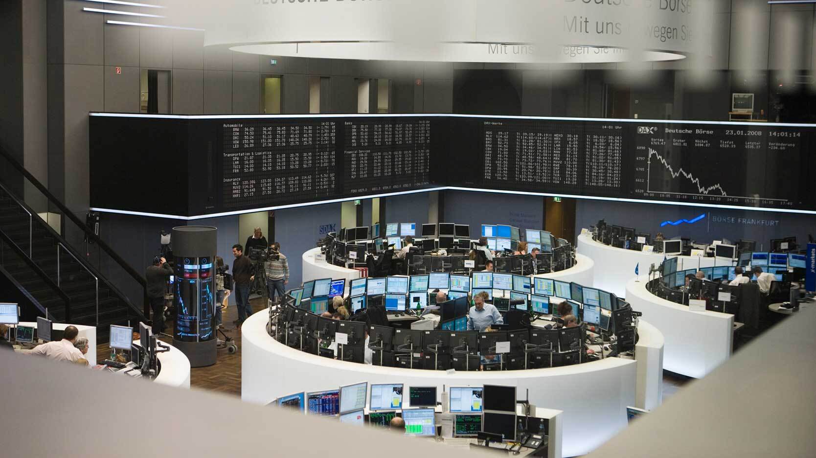 economic institutions example stock exchange trading floor