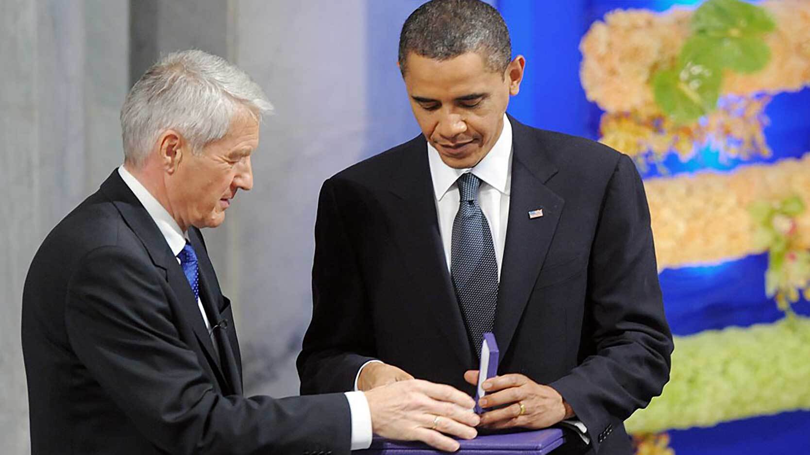 Jagland hands Nobel medal to Barack Obama 2009