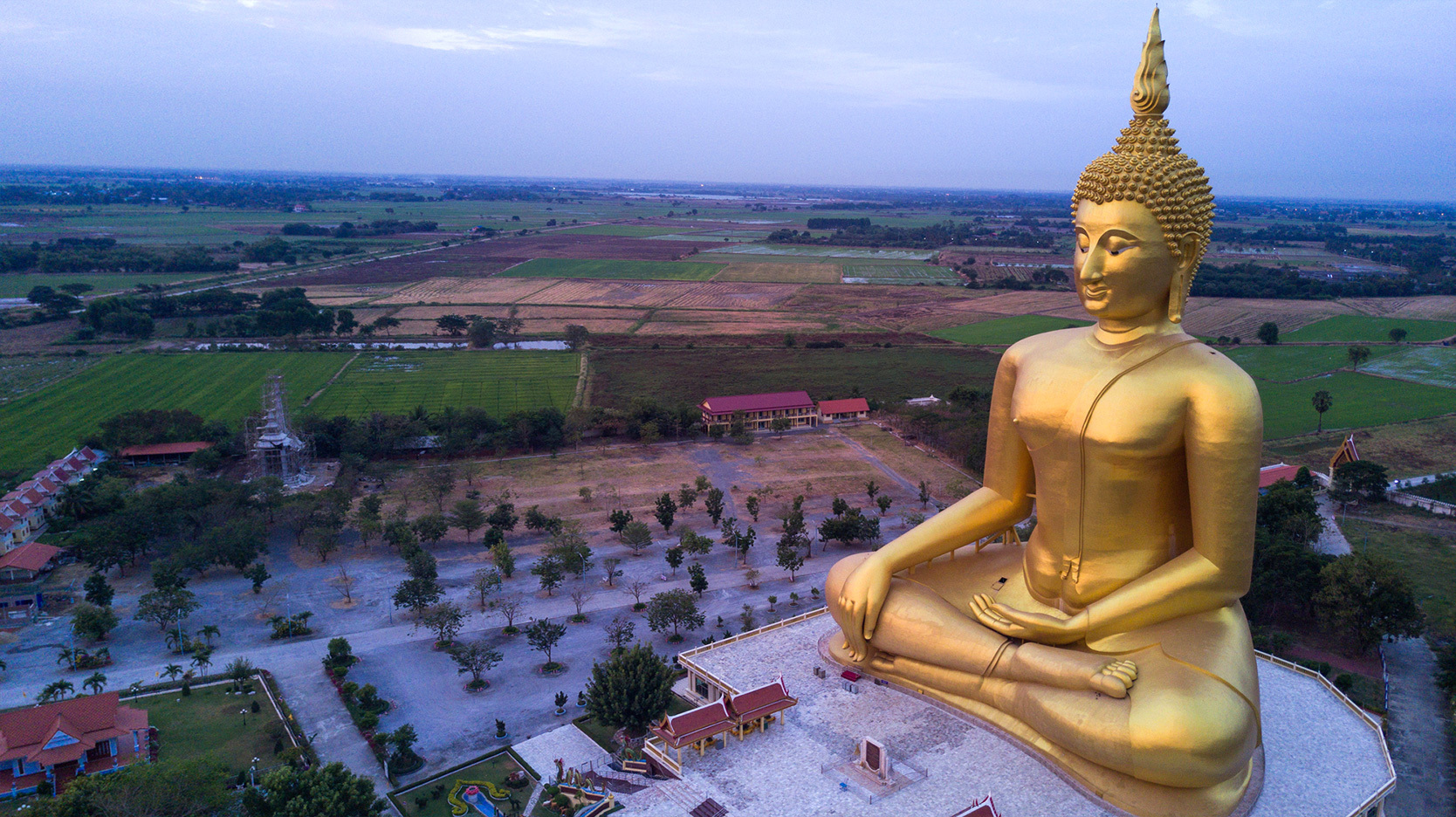 largest golden buddha statue at Muang temple