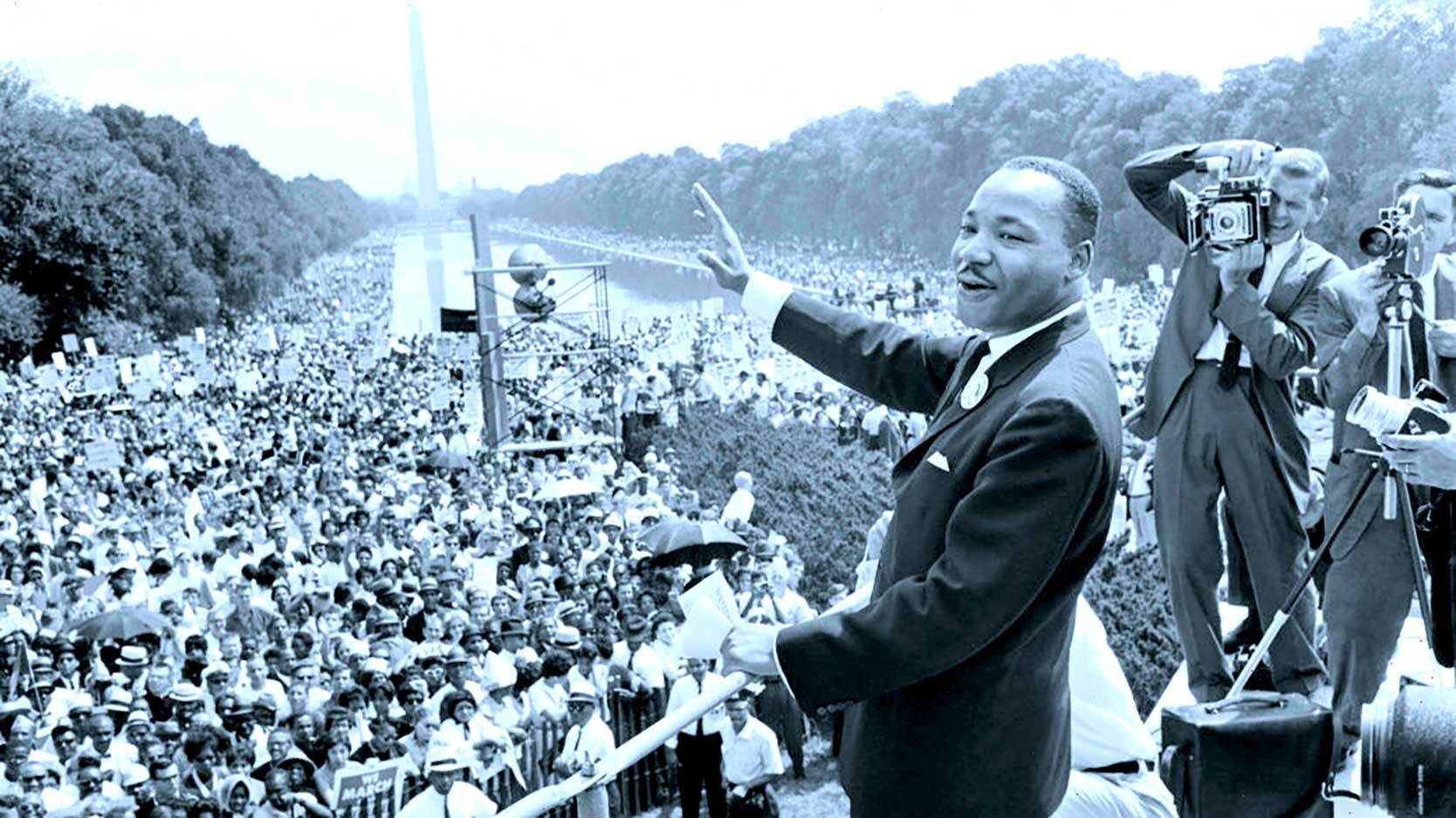 Martin Luther King Jr waves Washington DC, 1963